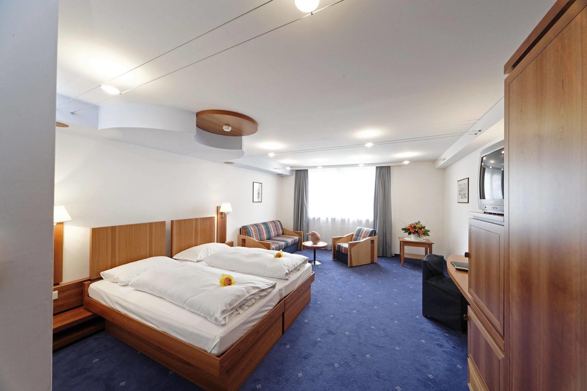 Hotel Krone - Eat, Drink, Stay เบรสซาโนเน ภายนอก รูปภาพ