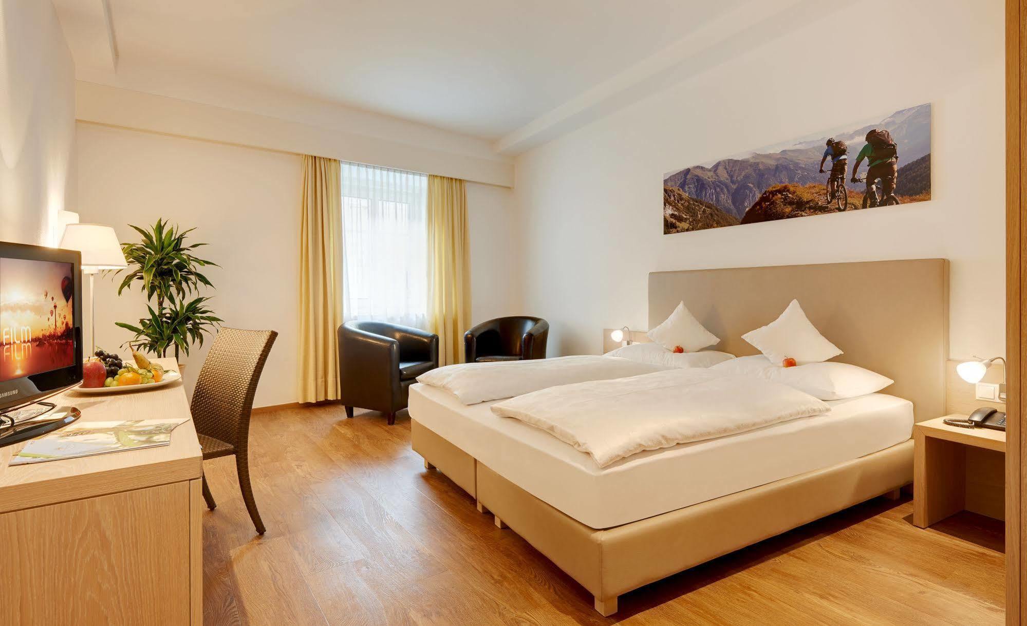Hotel Krone - Eat, Drink, Stay เบรสซาโนเน ภายนอก รูปภาพ